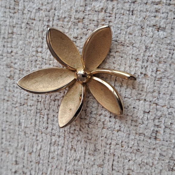 Assorted Brooch Pin Collection - Picture 9 of 16